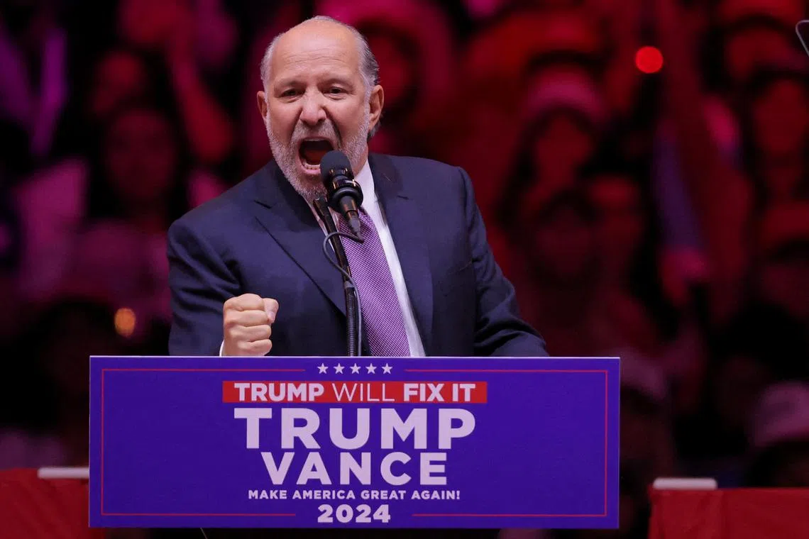 特朗普10月27日在纽约麦迪逊广场花园举行竞选集会，卢特尼克在现场发言。（路透社）