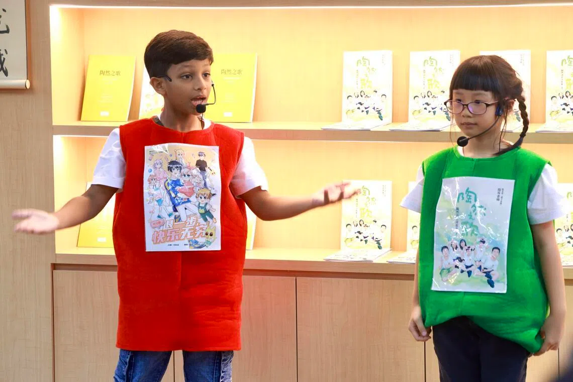 尚言（左）和林恩琦饰演漫画书和诗集，对话咬字清晰。（陈斌勤摄）