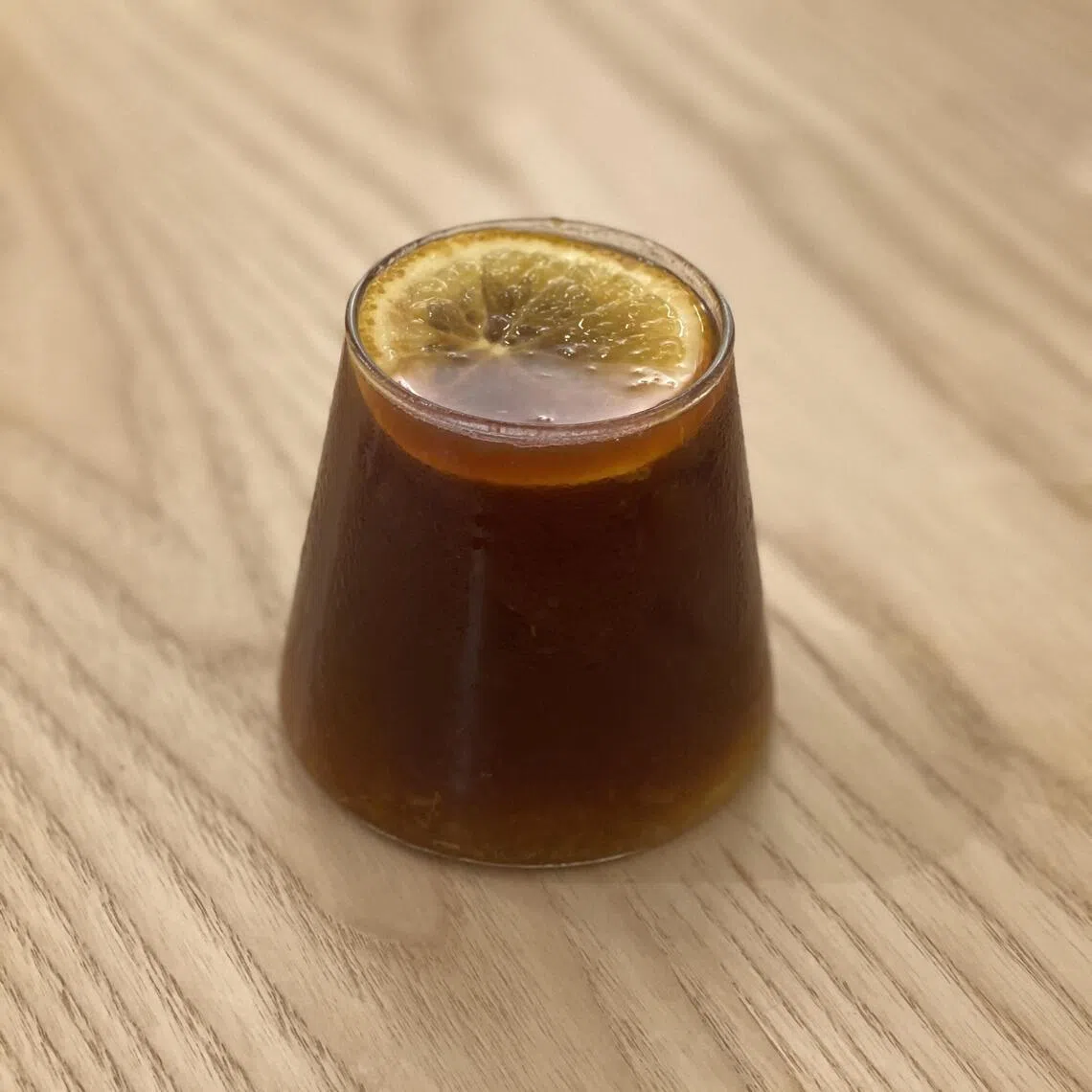 橙汁美式冰咖啡融合浓缩咖啡的微苦与橙汁的酸甜。（黄靖晶摄）