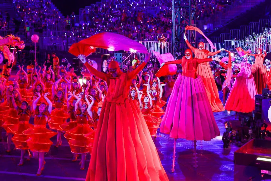 其中一幕演出是农历新年元素，有传统舞龙舞狮、踩高跷和舞蹈联合表演，现场气氛沸腾。（林明顺摄）