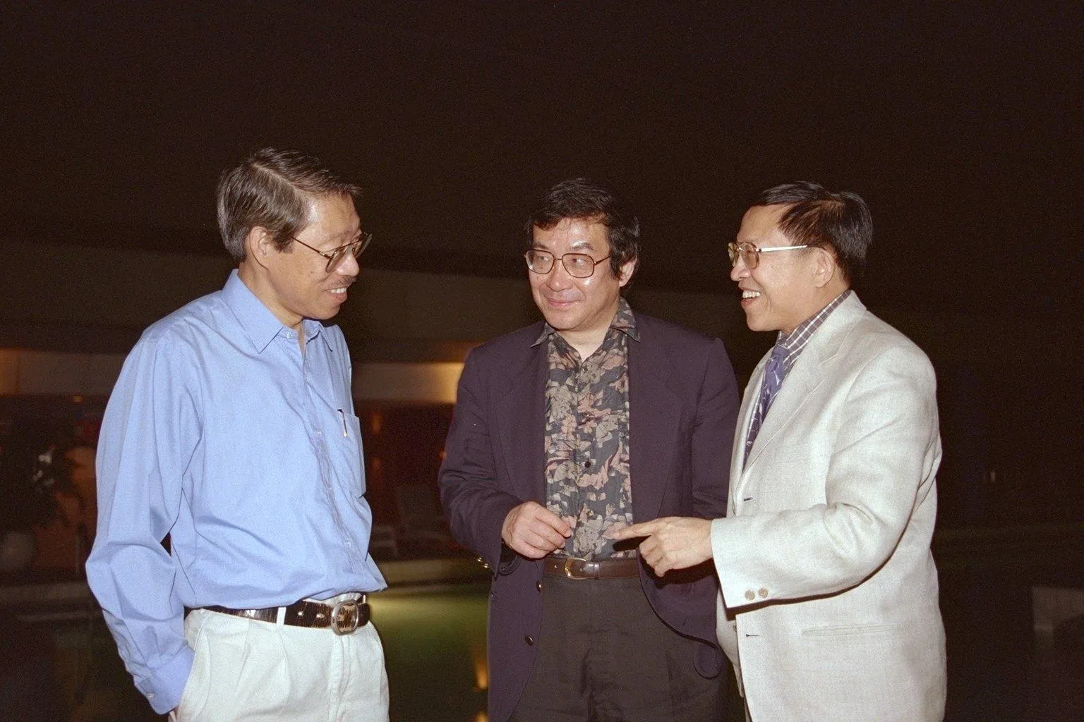 高希均教授与新加坡有很深的缘分。1998年《联合早报》为庆祝创刊75 周年主办“跨世纪的文化对话”，邀请四位国际级的大师杜维明、余秋雨、高希均与陈瑞献发表主题演讲。图为高教授（右）在活动期间，与美国哈佛大学杜维明教授（中），以及担任对话会主席的新加坡南洋理工大学传播学院院长郭振羽教授（左）交谈。（档案照片）