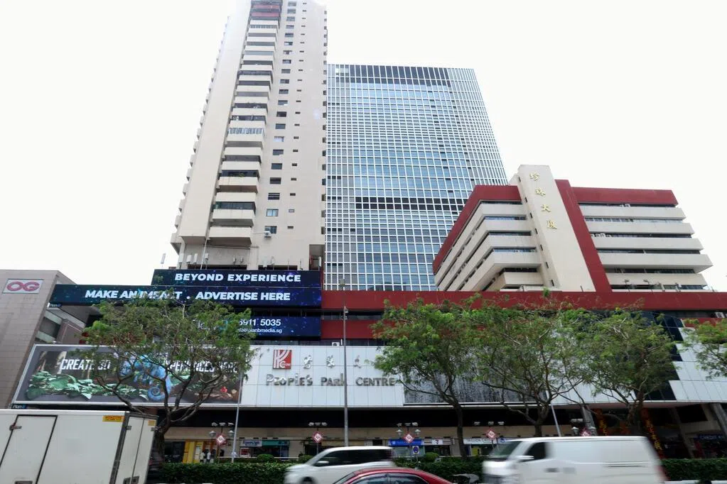 政府宣布将在珍珠山（Pearl’s Hill）兴建大型预购组屋项目，预料将为区内注入新活力。附近的综合项目珍珠大厦（People’s Park Centre）业主对新项目可能带来更多客流充满期待，同时也希望借此提升珍珠大厦对发展商的吸引力，从而增加集售的成功机会。