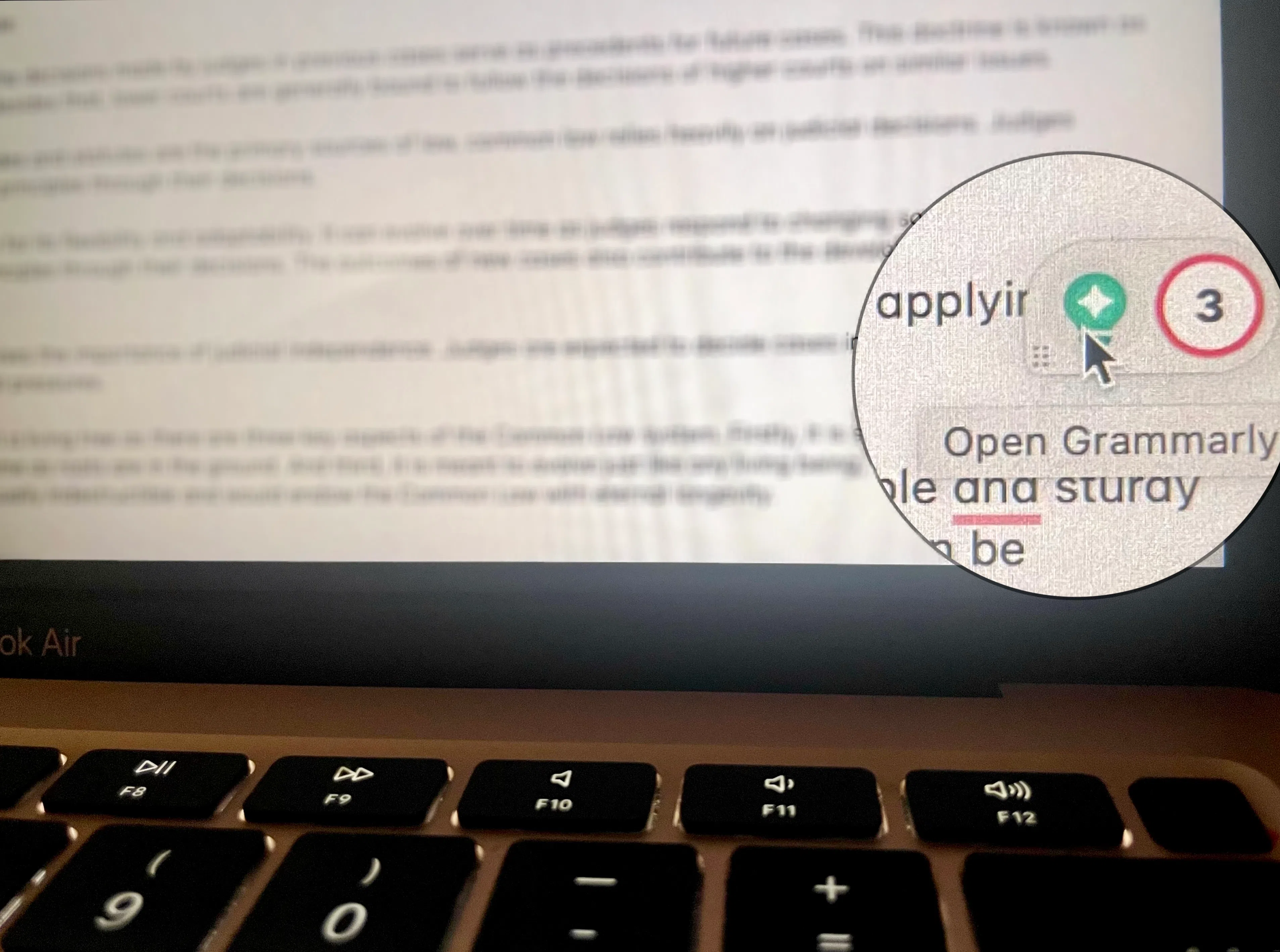 写完题后点开“Grammarly”，看看自己有没有打错字。（周佳铃摄）