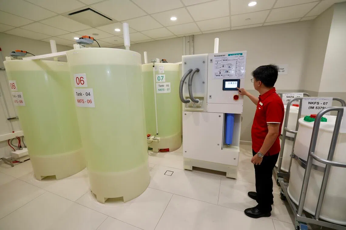 我国首个血液透析浓缩液集中输送系统，现已在全国肾脏基金会的金吉路总部，以及榜鹅综合社区中心（One Punggol）的洗肾中心投入运作。（陈斌勤摄）