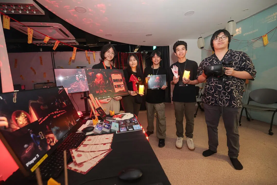 新加坡理工学院学生设计开发的虚拟实境密室逃脱游戏《纸新娘》，获得了毕业设计展的卓越创意奖。（李冠卫摄）