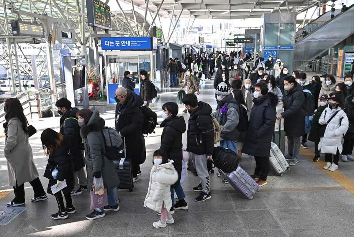 韩国首尔火车站在农历新年假期前夕迎来排队人潮。（法新社）