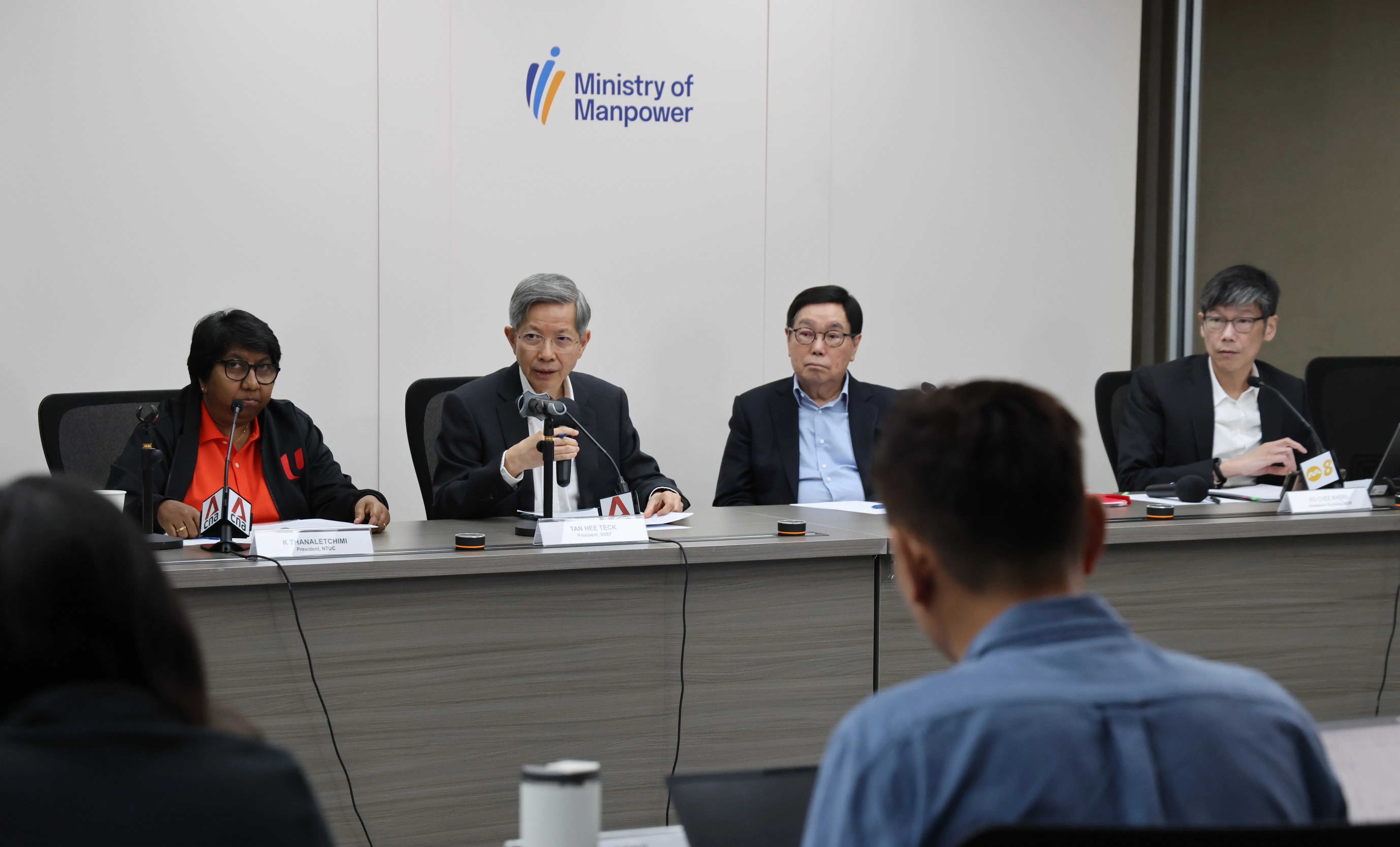 由劳资政三方组成的工资会，星期二（11月11日）召开记者会公布最新工资指导原则。右起为人力部常任秘书黄志勤、全国工资理事会主席佘林发、新加坡全国雇主联合会会长陈启德及全国职工总会会长丹娜乐芝米。（梁麒麟摄）