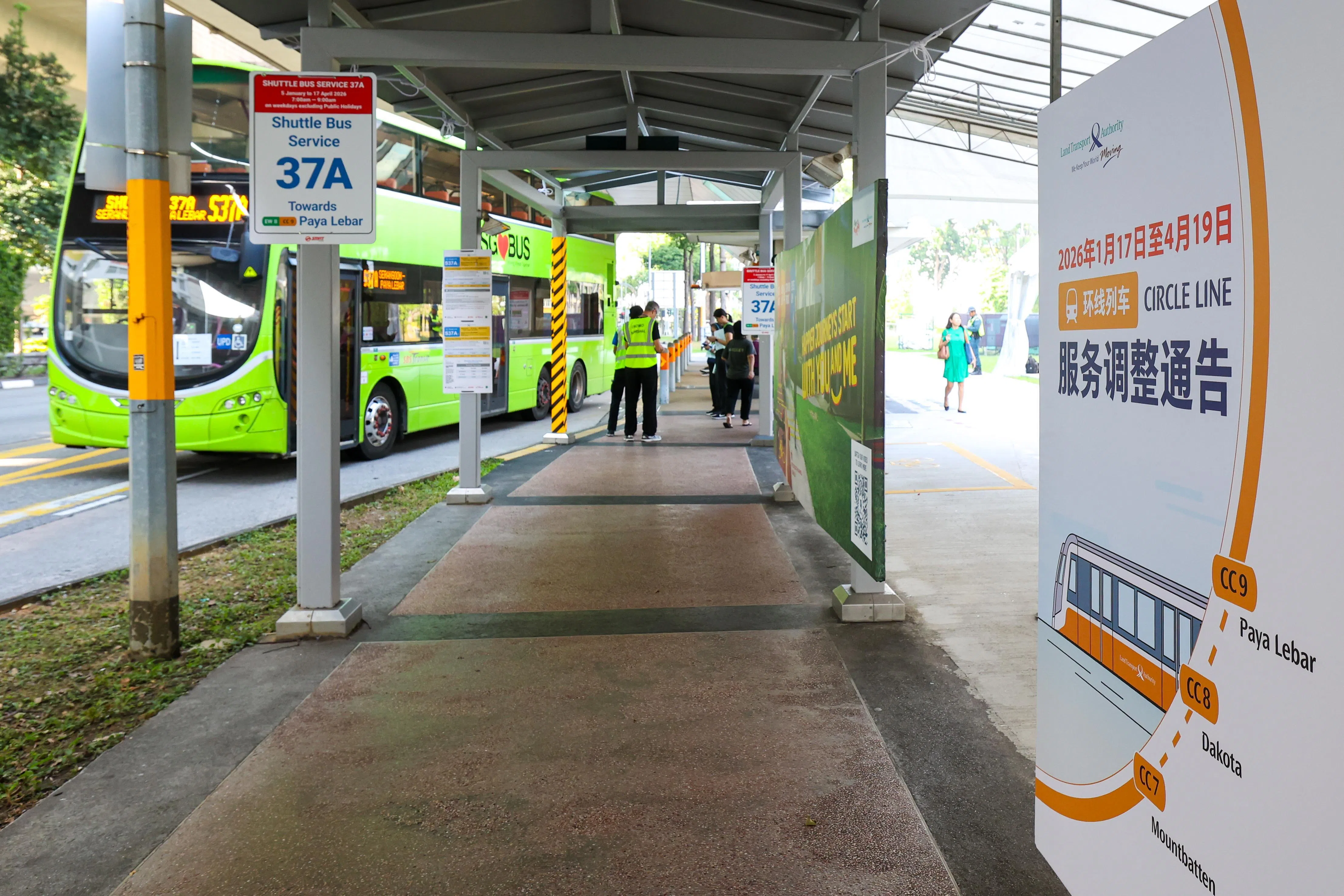 陆交局在接驳巴士上下车巴士站附近放置告示，让乘客了解工程和接驳巴士详情。（林明顺摄）
