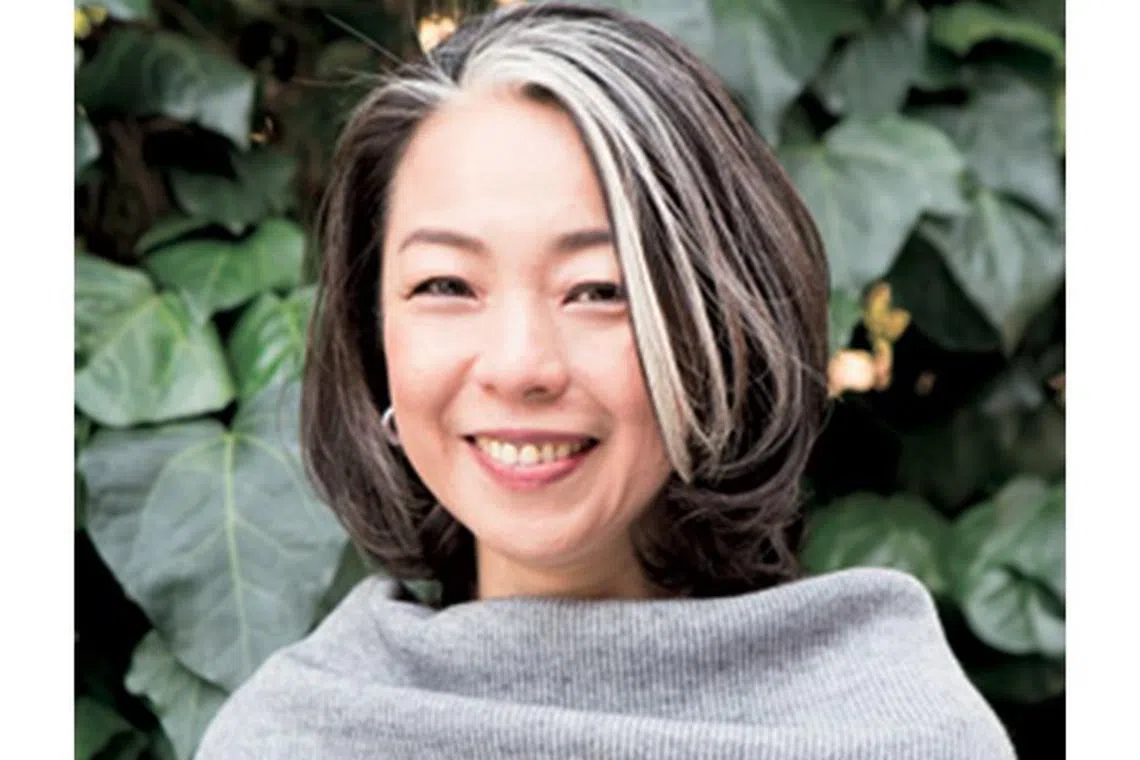 熟龄黑发转白发，无须整头染黑，而是挑“中间色”取代，即使白发长出来，也不会太明显。