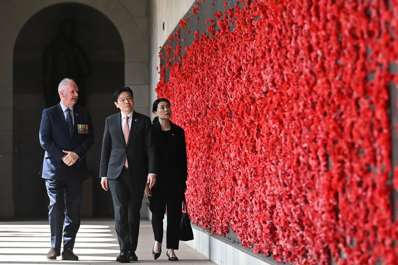 黄总理（中）星期三到位于坎贝拉的澳大利亚战争纪念馆参访，与夫人吕子蕊（右）走过纪念馆英雄榜向战亡者致意。图左为纪念馆馆长马特·安德森（Matt Anderson）（海峡时报）