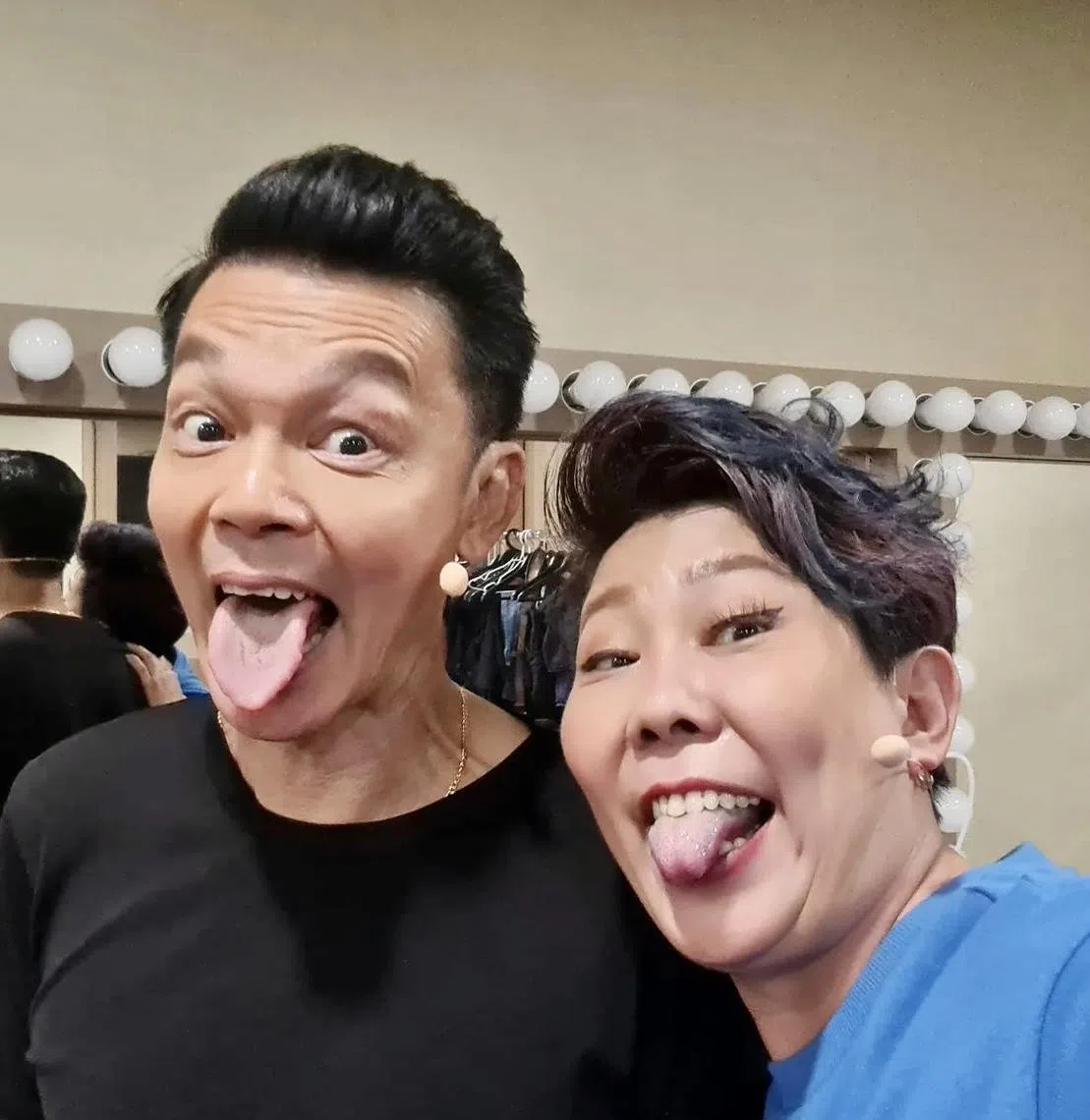 洪爱玲（右）在加入电台972当DJ之前，问了好友李国煌（左）的意见。（取自艺人IG）