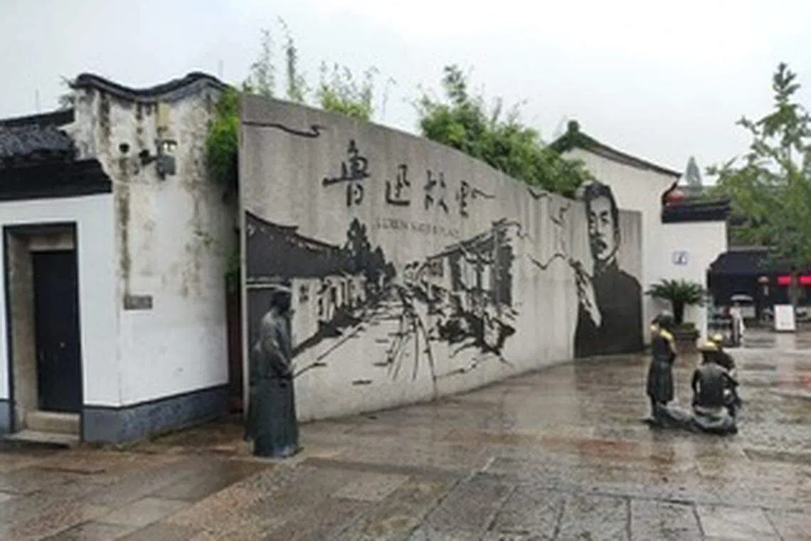 鲁迅故里包括鲁迅当年生活过的故居、祖居、三味书屋、百草园等。（作者提供）