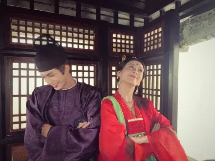 宋威龙（左）和包上恩在《韶华若锦》里不时斗气。（取自剧集官方微博）