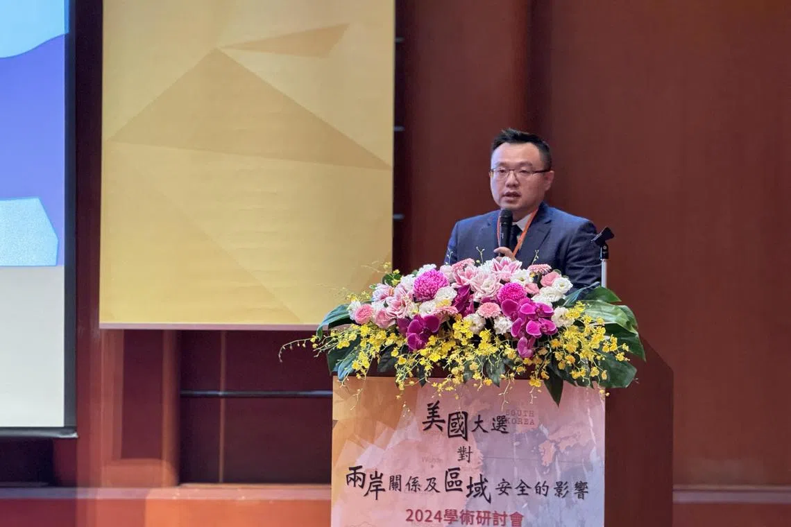 台湾政治大学外交学系主任吴崇涵10月4日研判，若特朗普再次当选总统，其贸易政策会以“美国优先”为主要精神，透过双边谈判，逼迫人民币升值，缩小对美贸易逆差。（缪宗翰摄）