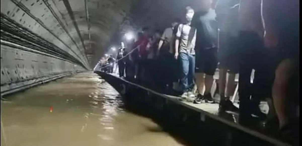 当晚九点，在救援人员帮助下，受困乘客陆续从车厢疏散出去。（视频截取）