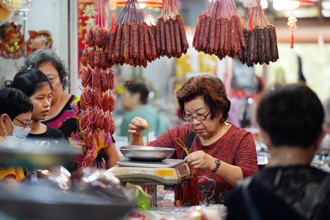 海味干粮业者得知翻新工程须休业一段时间后，调整部分进货策略。“不敢进太多货，尤其是不能存放太久的食品，例如豆类、冬菇、腊肠等保质期只有三个月，燕窝、海参则不受影响。”（谢智扬摄）