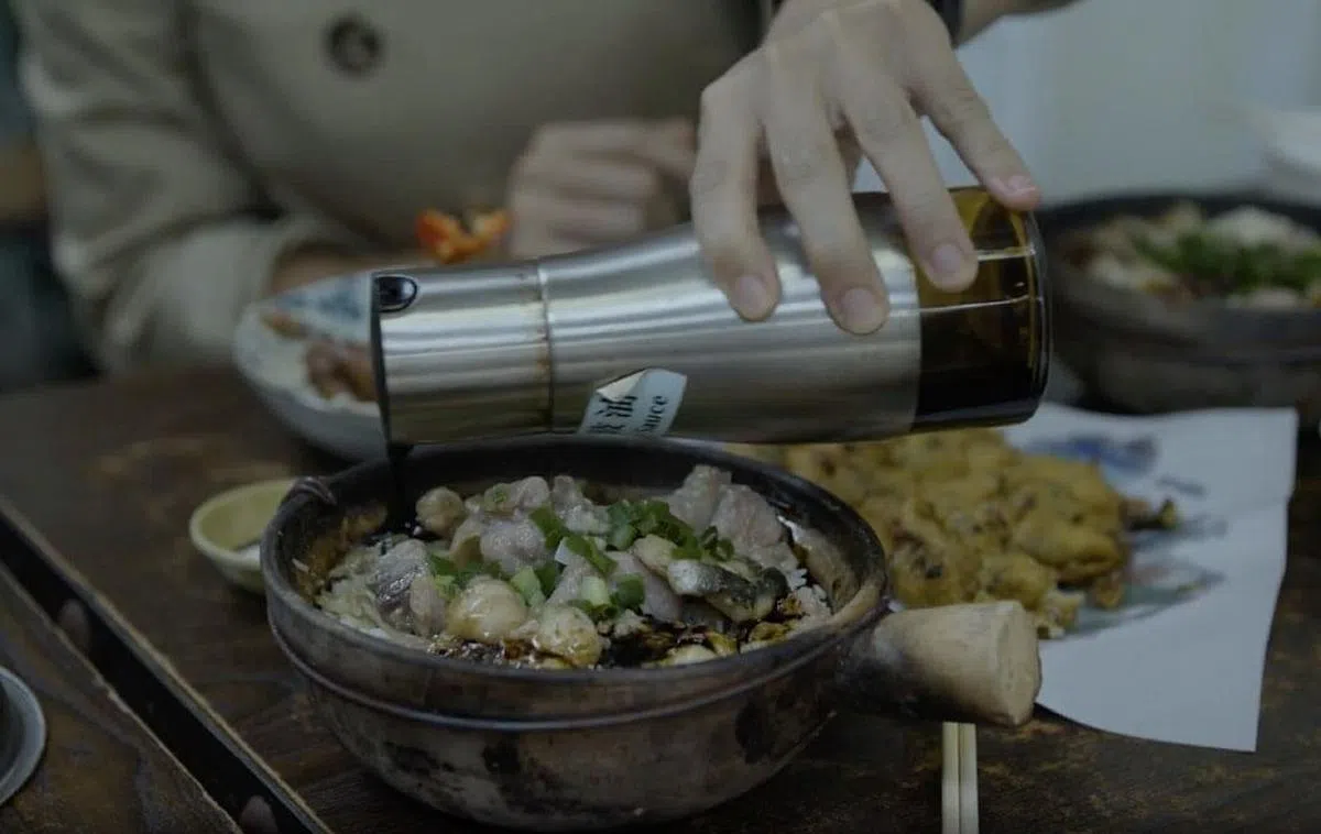 兴记以炭火烹煮的煲仔饭闻名。（香港旅游发展局提供）