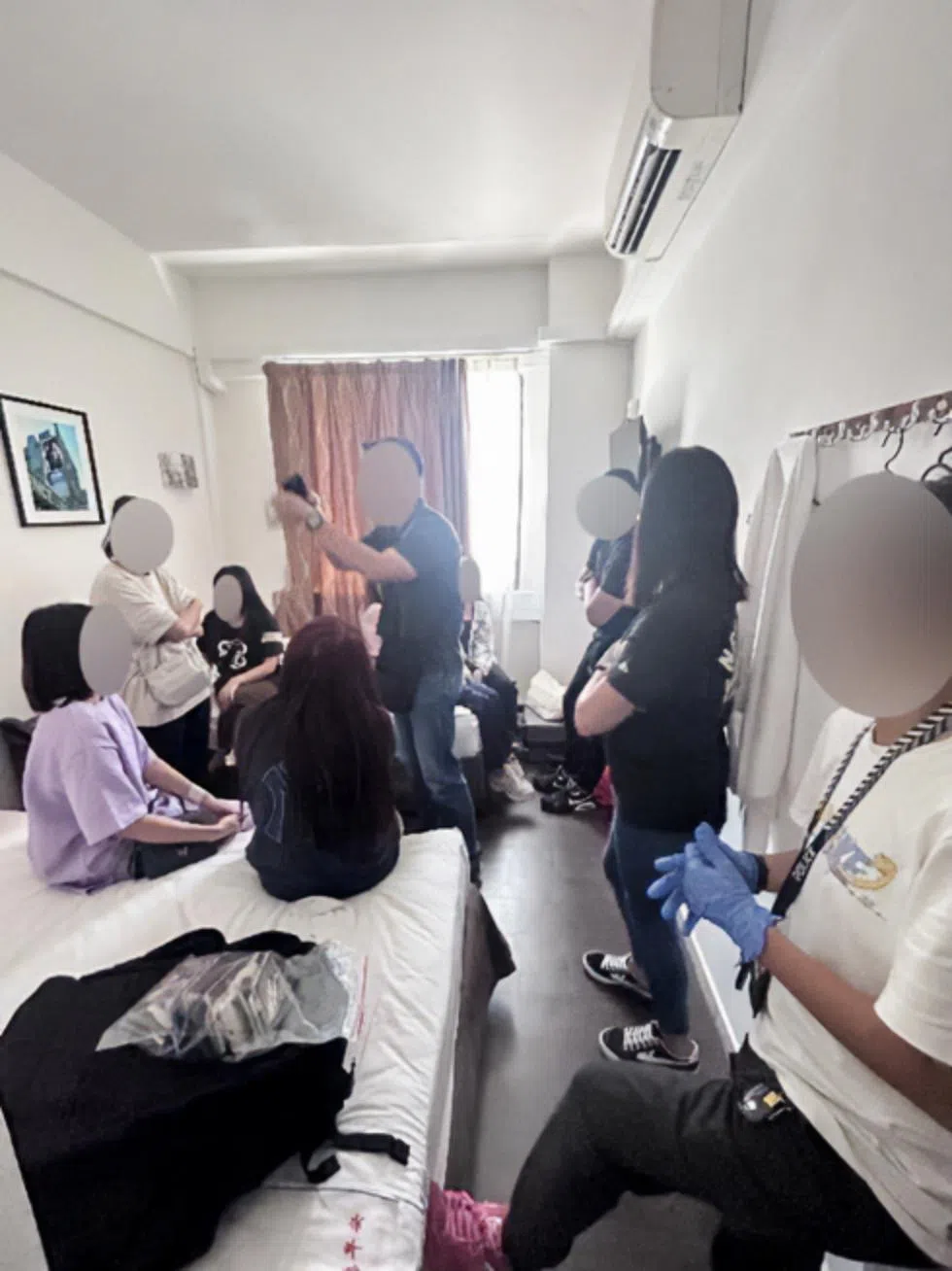 我国警方过去两年里展开多场扫黄行动，前后逮捕由同个卖淫团伙操控的至少76名性工作者。（新泰警方提供）