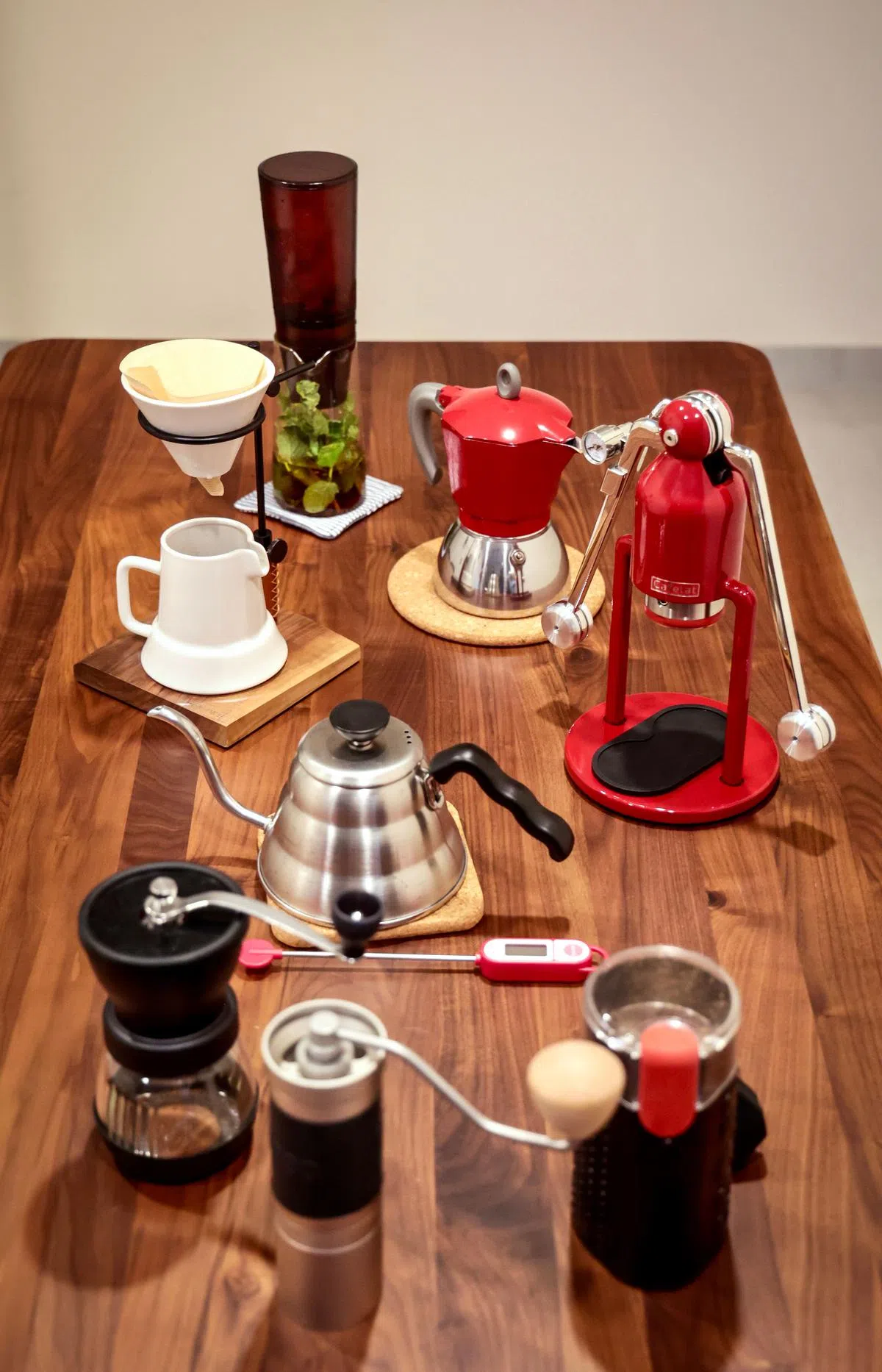 陈秀绫收集的器具包括Hario V60、冰滴咖啡器、摩卡壶和二手的Cafelat Robot（手压意式浓缩咖啡“机器人”）和三款磨豆机。（严宣融摄）