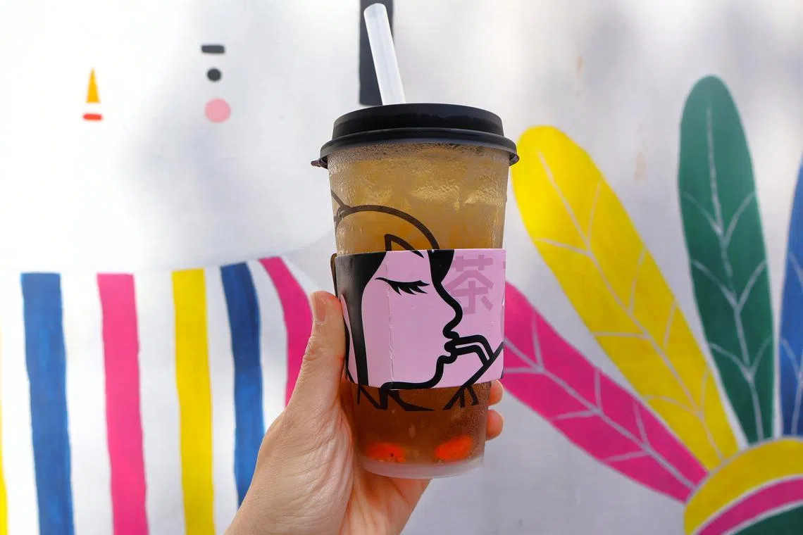 新加坡茶饮品牌“茶木兰”主打融合枸杞、桃胶等中药材的养生美颜茶饮。（互联网）
