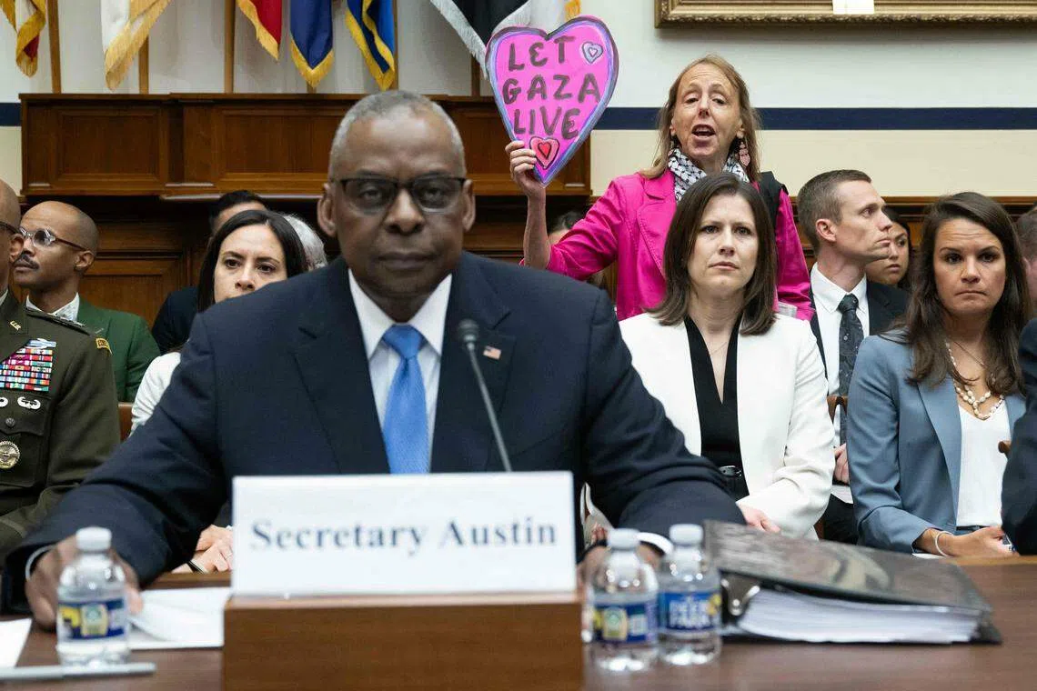 美国防长奥斯汀4月30日在美国众议院军事委员会听证会上就国防部预算作证时，一名旁听者举着“让加沙地带存活”的牌子，高喊支持巴勒斯坦口号。（法新社）