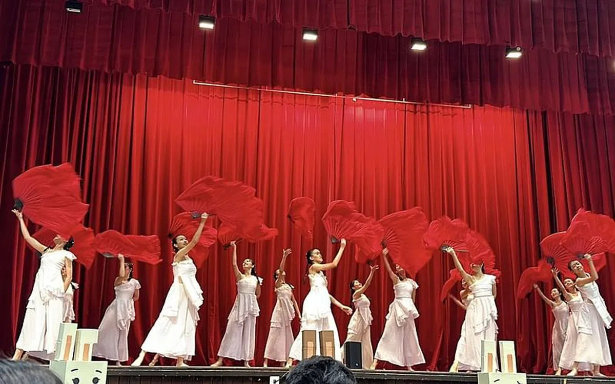 舞蹈学会的扇舞动作典雅流畅，充分表现舞者的轻盈飘逸，柔和秀美。（沈奕涵摄）