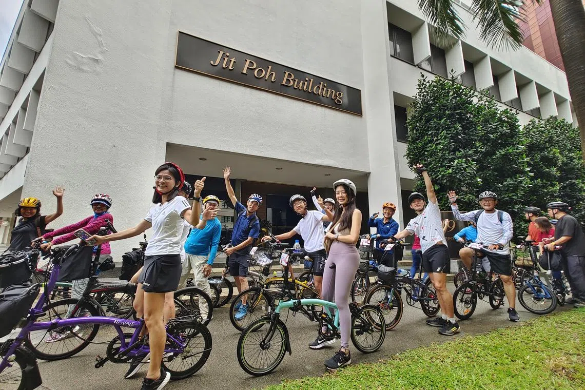 骑士途经《星洲日报》旧址日报大厦，聆听讲解后一同欢乐合照。（谢智扬摄）
