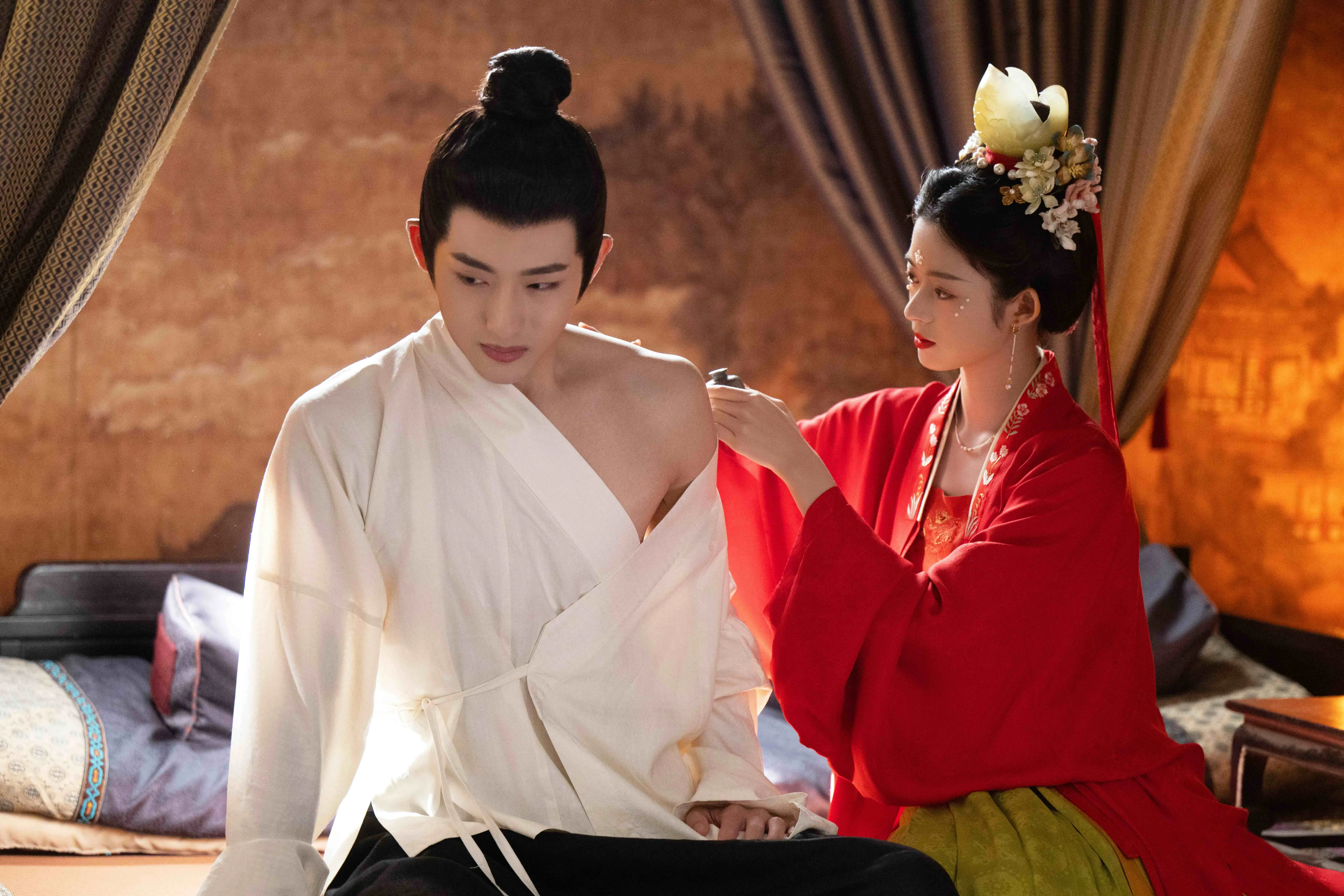 董思成（左）饰演纨绔小少爷。（Netflix提供）