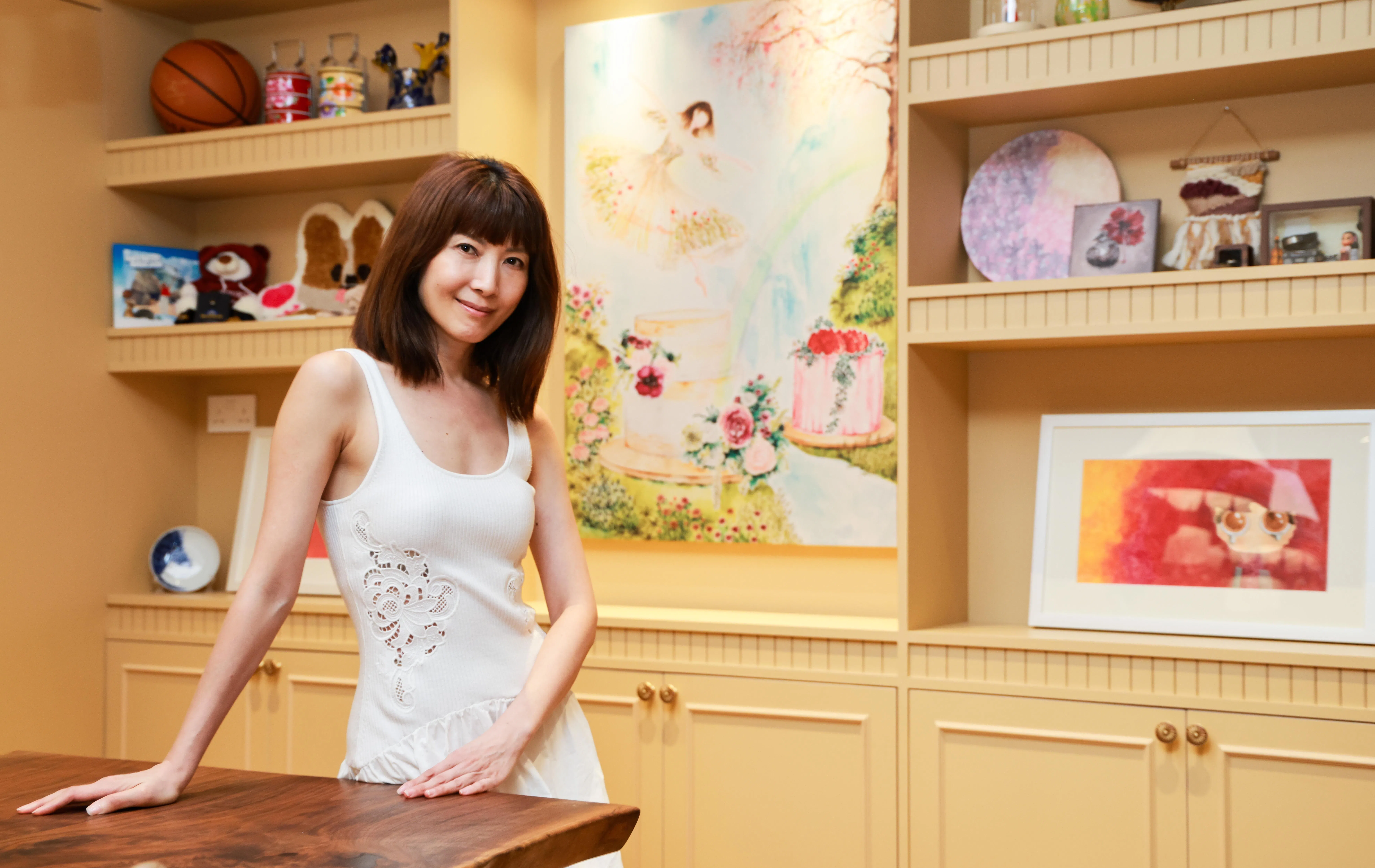 欧萱将初始店悬挂的画作重新印制并缩小尺寸，带入新店延续记忆。（陈斌勤摄）