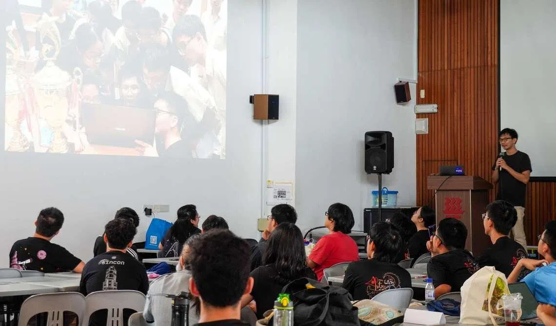 林家毅说起天文学会的奋斗史，如数家珍，非常自豪。（华中天文学会提供）