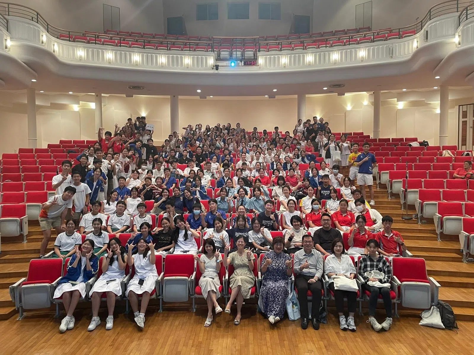 为期两天的“译彩纷呈”翻译营，目的是为了提升学生的多元文化素养、双语能力，以及磨练他们的翻译技巧。图为全体师生大合照。（南洋女子中学校提供）