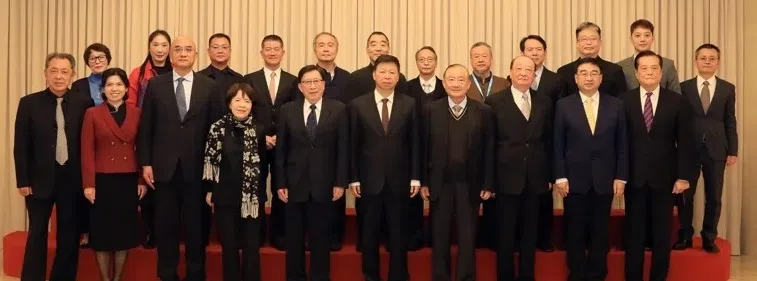 网民在央视报道大陆国台办主任宋涛会见台湾文化界人士的画面中，看到赖冠霖（后排右一）。（互联网）