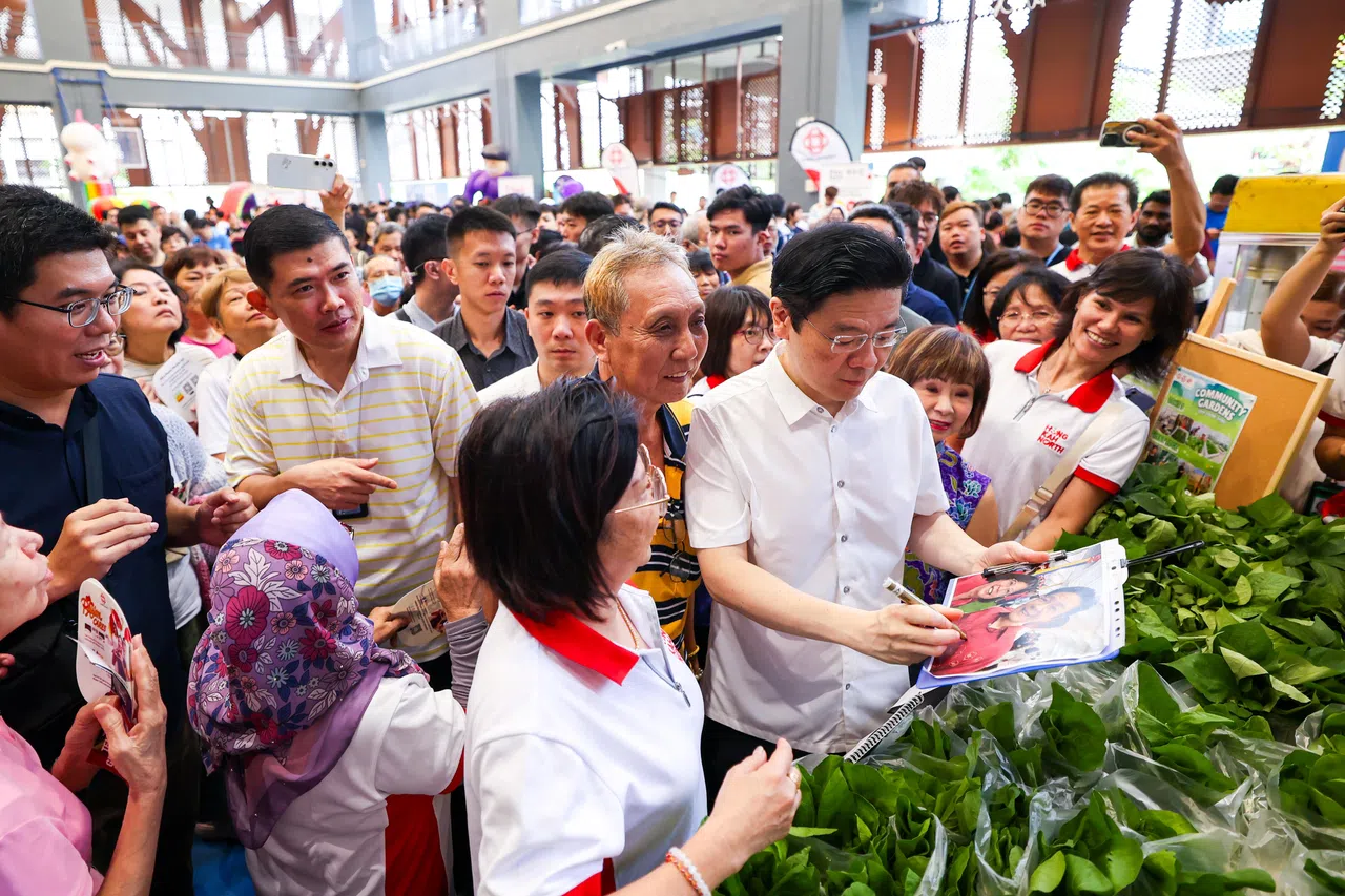 总理兼财政部长黄循财（右三）和目前负责登加事务的永续发展与环境部兼交通部高级政务部长许连碹博士（右二）星期六早上，一同为登加民众俱乐部主持启用仪式。（林明顺摄）