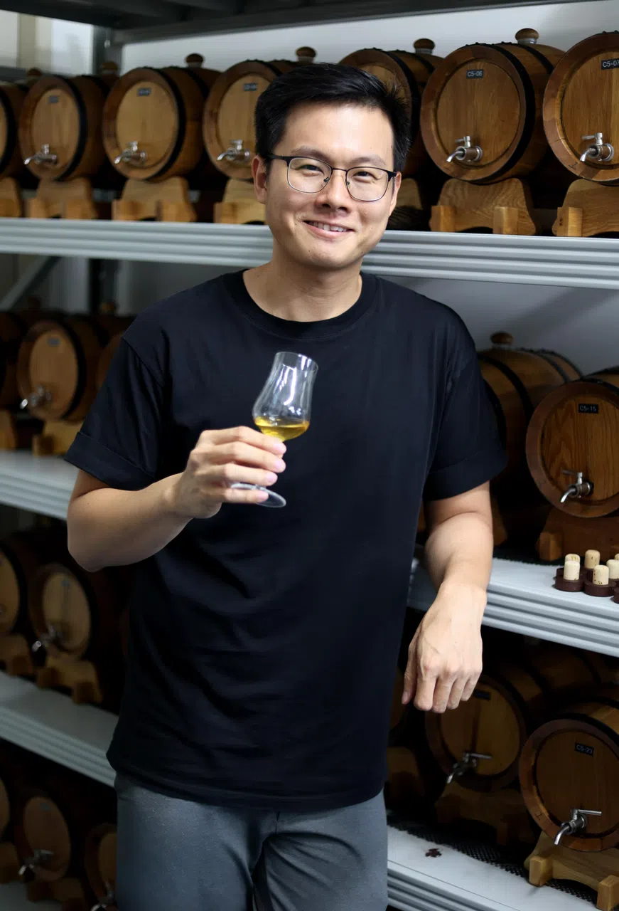新加坡幸福科技总裁黄伟祥希望和更多外国企业合作，以豆清酿出符合不同喜好的酒精饮料。（龙国雄摄）