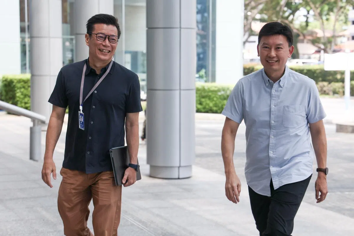 新加坡代交通部长兼财政部高级政务部长徐芳达（右）来到报业中心录制《还是硬道理吗？》播客系列，本集的主持人是《联合早报》总编辑吴新迪。（卓裬祎摄）