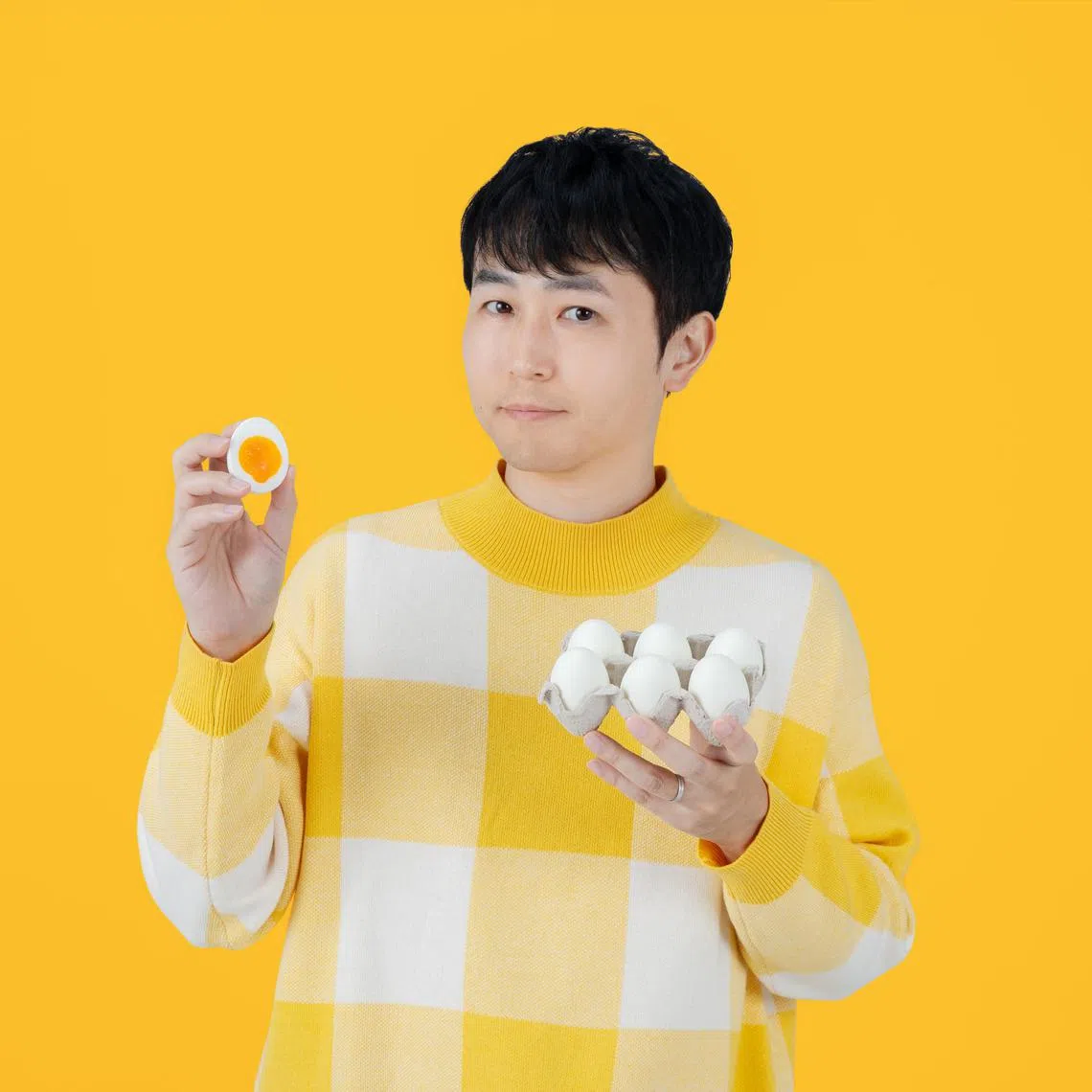 煮蛋腕表设计师酒井清隆希望，戴着煮蛋表煮蛋时有仪式感。（精工表提供）