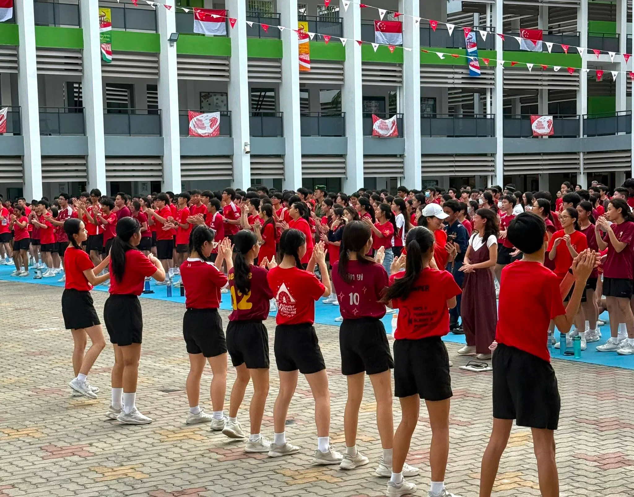 学生会成员带领学生齐聚广场，随着国庆主题曲一同舞动。（培华中学学生吴星雨摄）