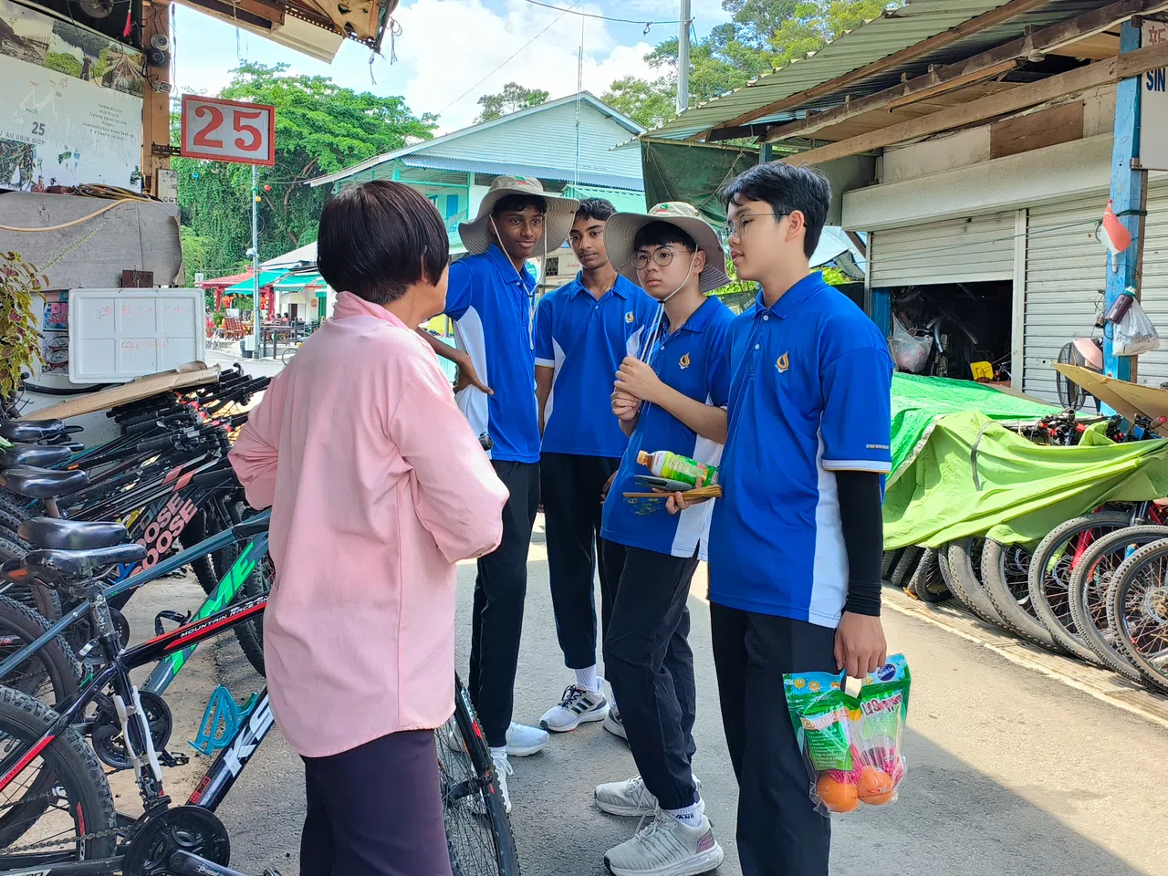 立才中学的学生与乌敏岛的岛民和业者交流，加深对乌敏岛的认识。（受访者提供）