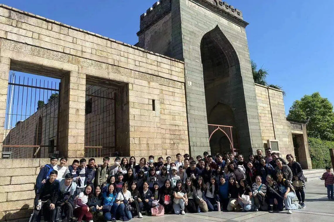 华侨中学高中部双文化学生参观泉州回教清净寺。（方伟成（华中高中部）摄）