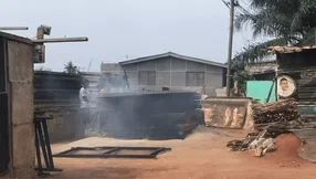 一些社群至今仍通过烧柴等方式烹饪，不仅对森林不利，也有害健康。范维薇指出，推动洁净烹调等碳信用项目，除了能生成碳信用，也有助提升社群的健康。（受访者提供）