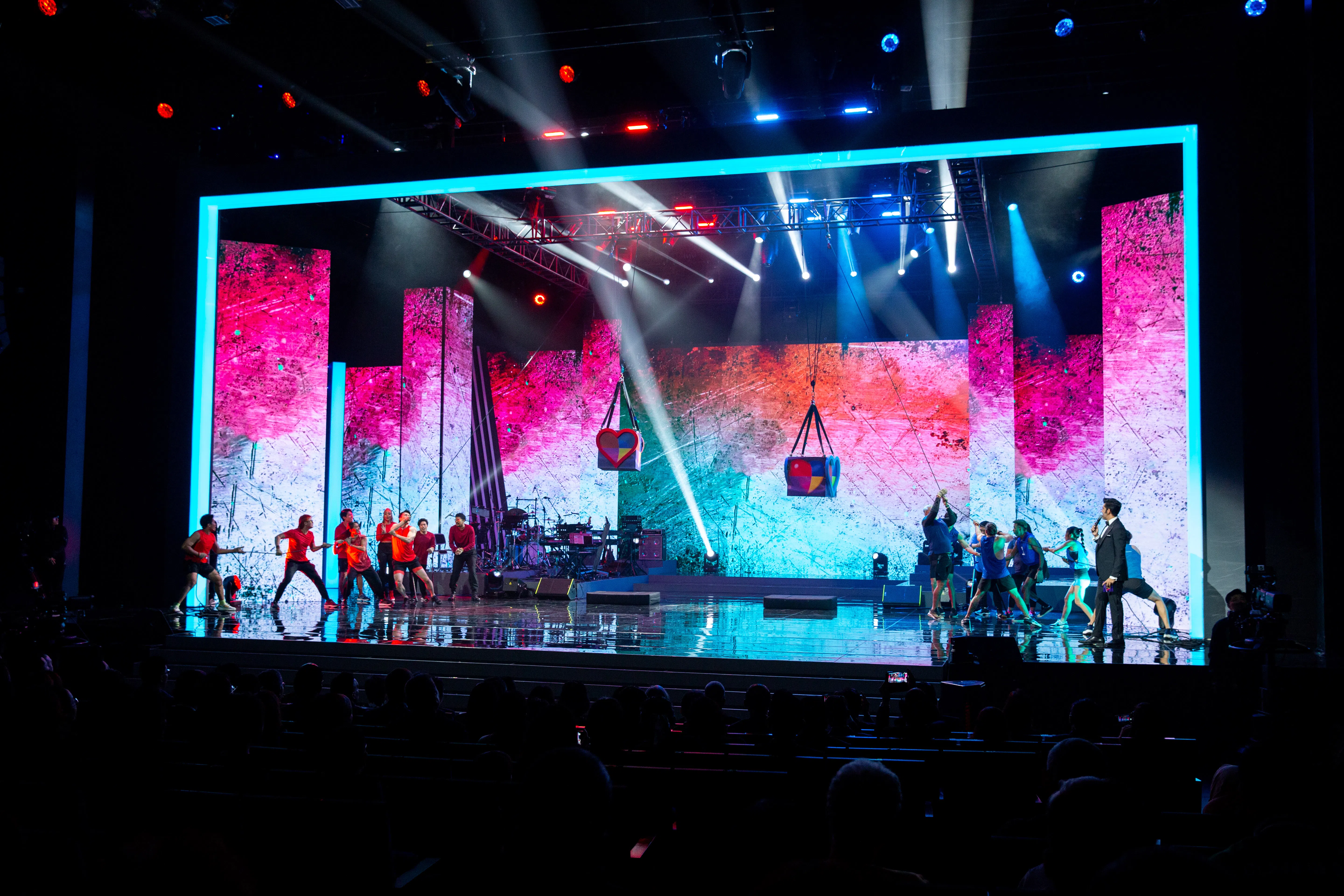 张哲通等艺人与国家残疾运动员合作挑战另类拔河。（新传媒提供）