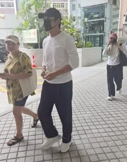 苗侨伟夫妇前往医院探望许绍雄。（互联网）