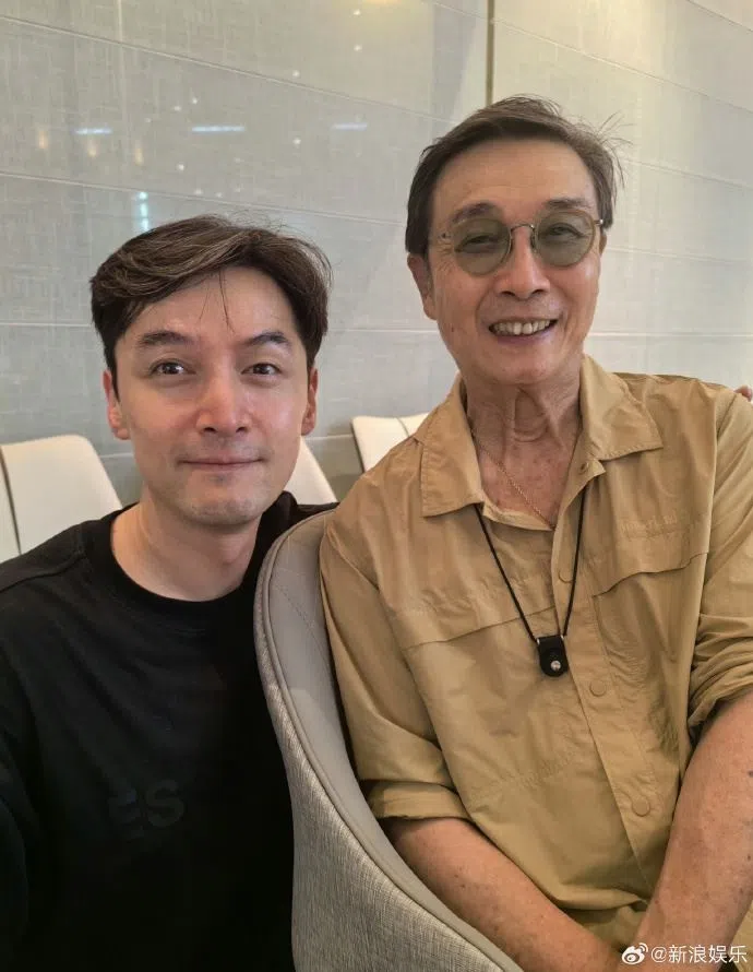 刘松仁（右）5日在微博分享了一组聚餐照，受邀嘉宾包括胡歌。