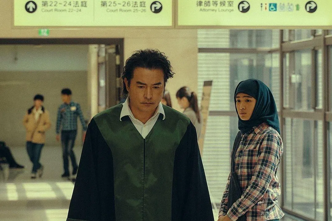 雷嘉汭（右）跟李铭顺对戏，起初毕恭毕敬，后来一直闹对方。（互联网）