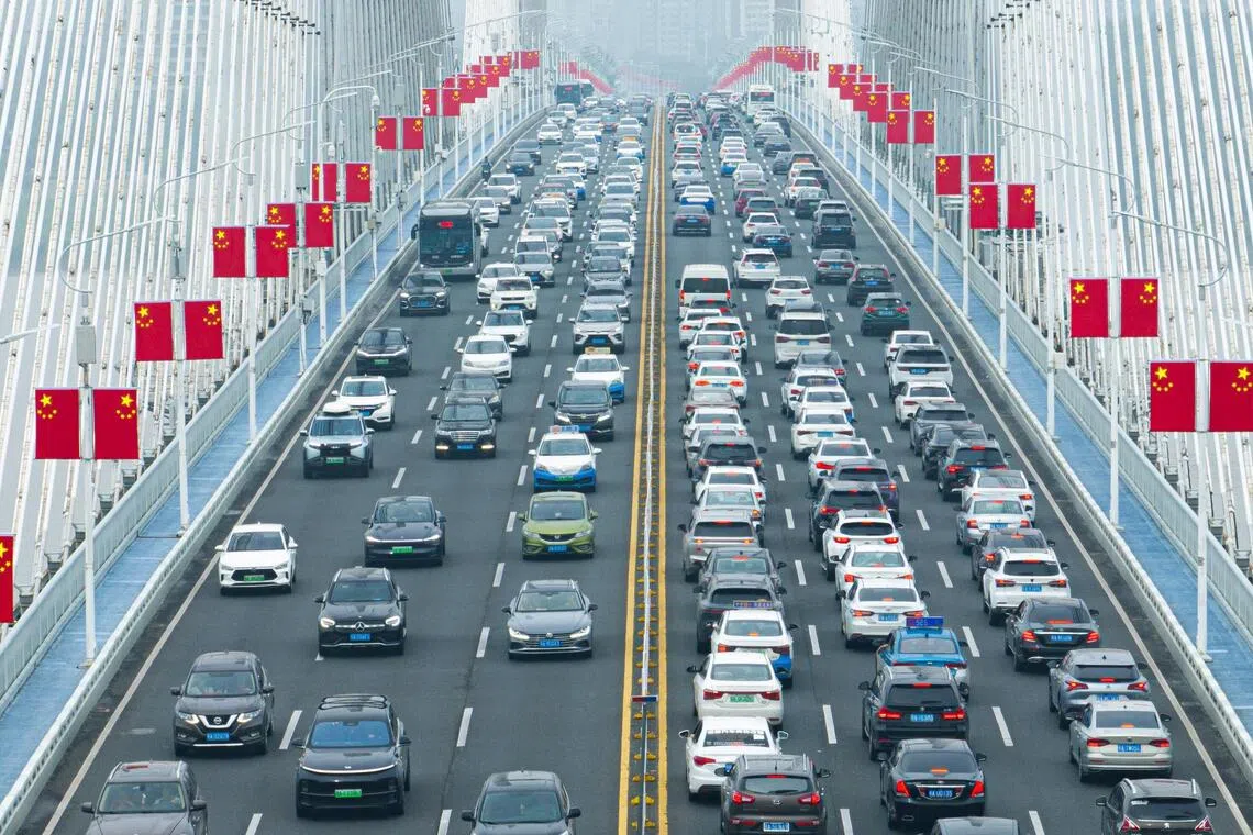 各地星期三（10月1日）迎来出行高峰，图为车辆行驶在湖北省武汉长江二桥上（无人机照片）。（新华社）