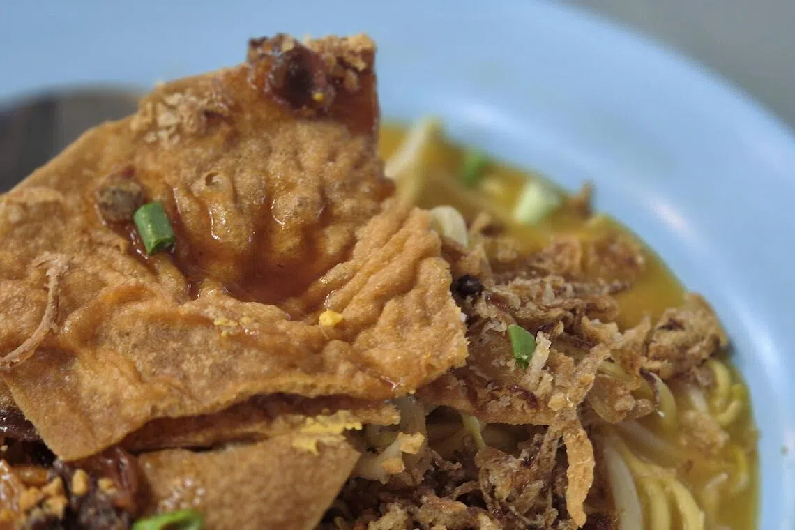 老板自炸薄饼是爪哇面的一大特色。（陈爱薇摄）