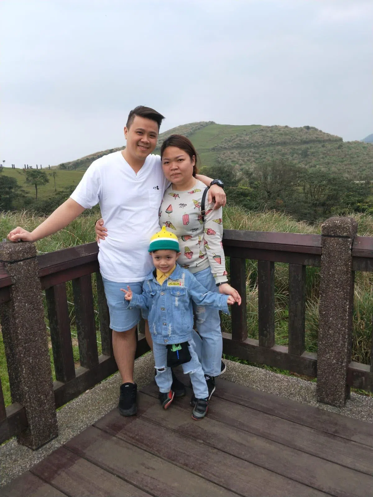 中风前，廖修俐和老公带着年幼儿子出国旅游，一家三口享受天伦之乐。（受访者提供）