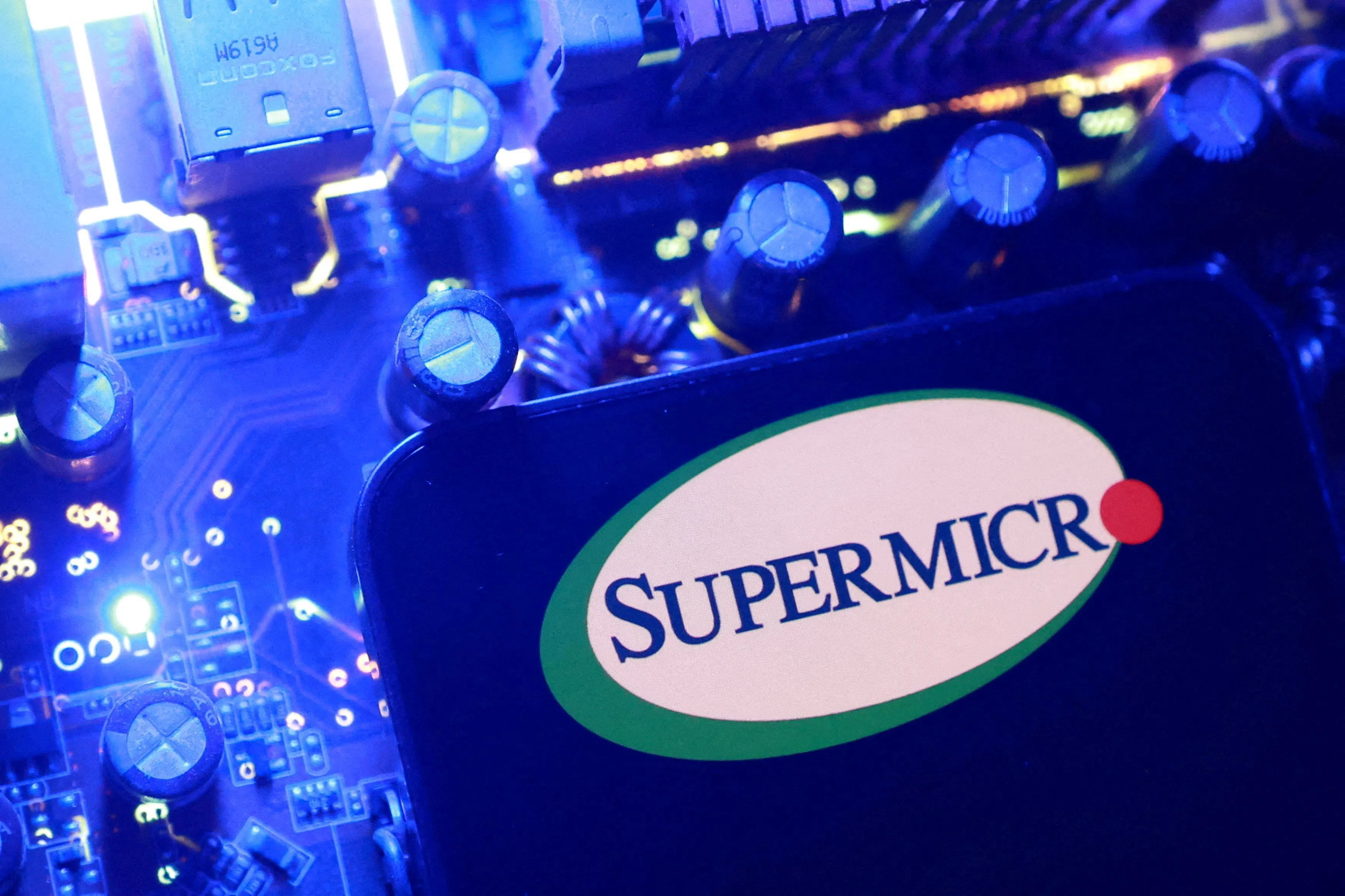 超微电脑（Super Micro Computer）是美国科技公司，总部位于加利福尼亚州圣何塞，并于1993年在当地成立。公司主要生产服务器、存储系统和网络设备，也供应用于AI数据中心的服务器系统。（路透社）