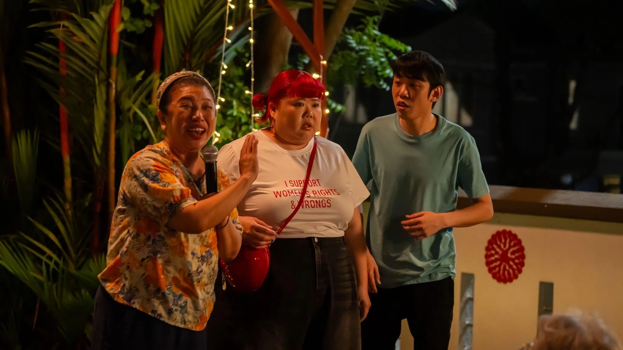 片中，刘玲玲（左）饰演林茜茜（中）的母亲。（片方提供）