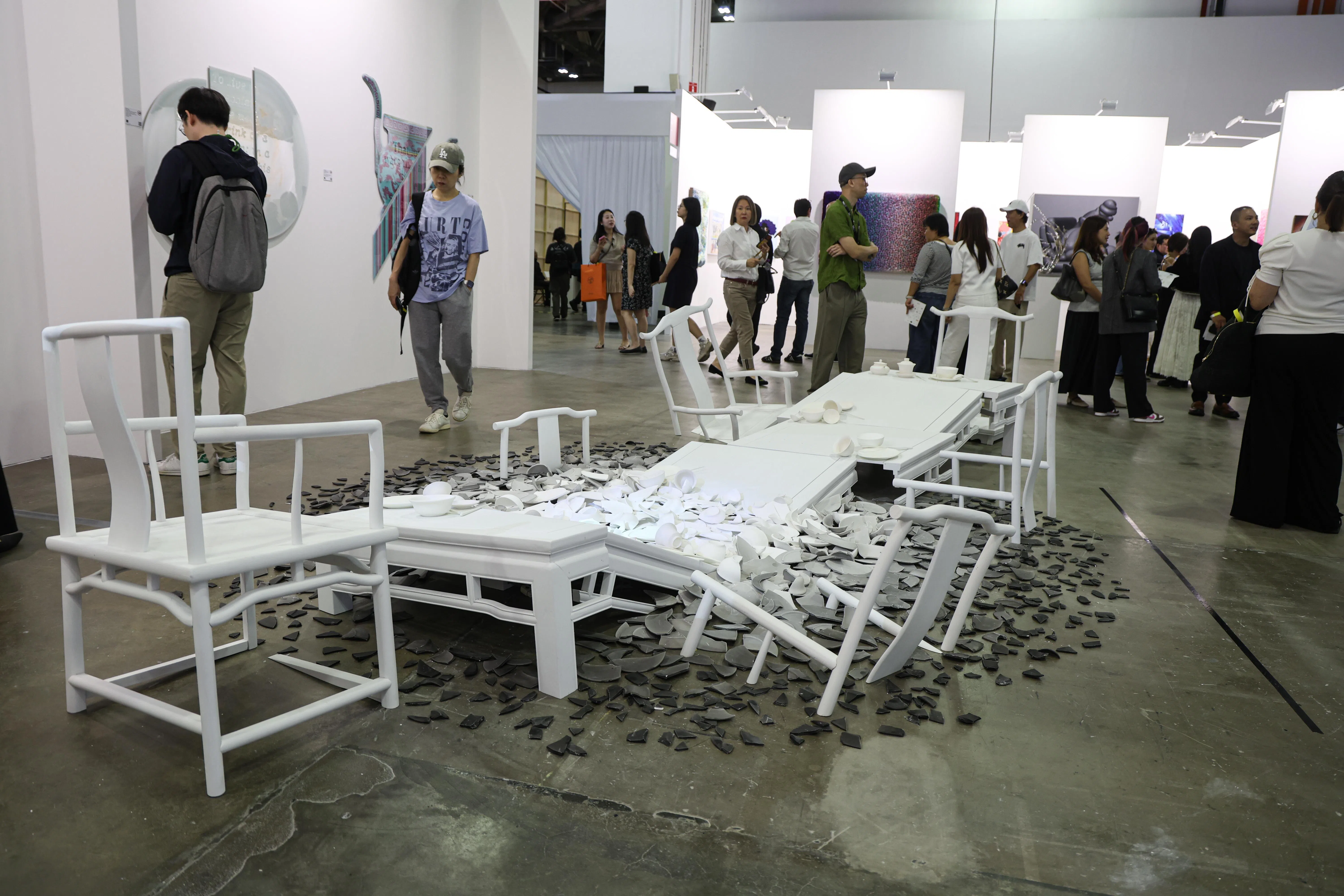 Wei-Ling Gallery展示马来西亚艺术家Sean lean的陶瓷装置。（关俊威摄）